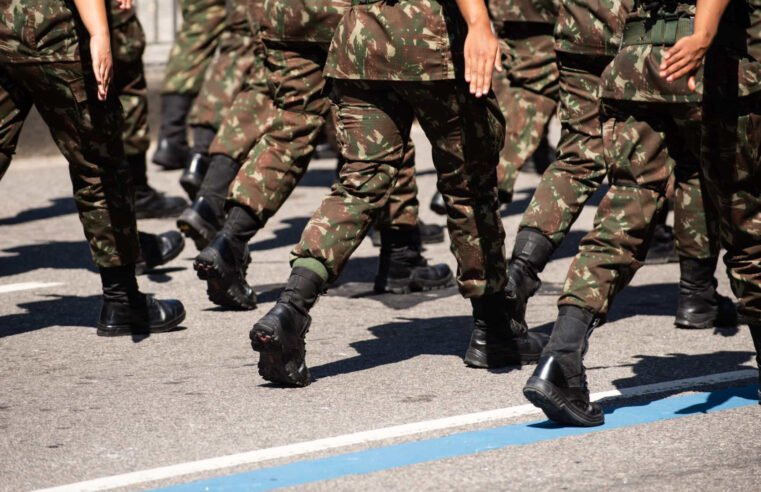 Exército alega fisiologia e defende veto a mulheres em função de combate