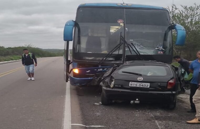 Colisão frontal entre carro e ônibus deixa um morto na BR-423 em Delmiro Gouveia