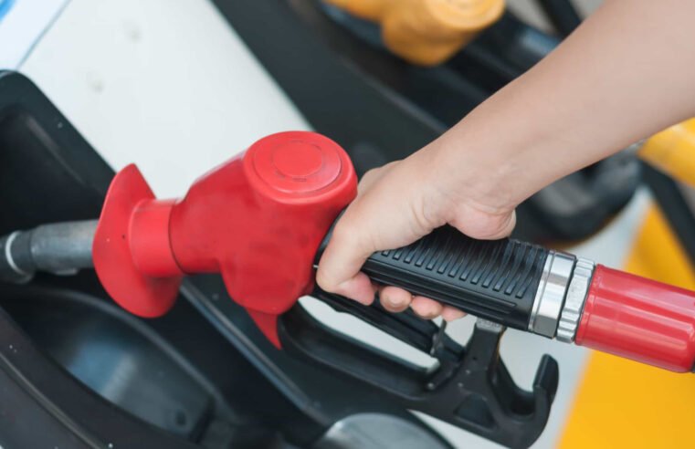 Preço médio da gasolina deve encerrar mês a R$ 6,26, estável ante setembro, aponta IPTL