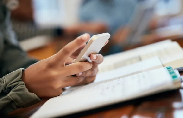 MEC lança guias sobre uso de celulares em ambiente escolar