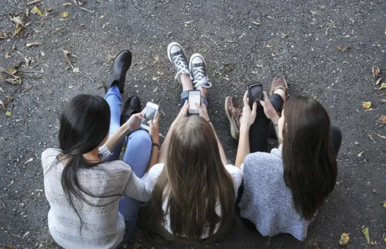 Adolescentes não têm apoio para lidar com redes sociais, diz pesquisa