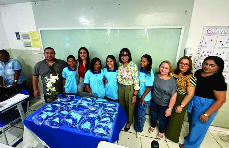 Prefeitura de Glória-BA entrega fardamentos e materiais didáticos para alunos da rede municipal