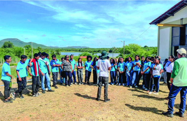 A Prefeitura Municipal de Glória-BA promoveu uma ação educativa em alusão ao Dia Mundial da Água, envolvendo alunos da escola CEAF em uma experiência prática de aprendizado sobre a importância dos recursos hídricos